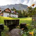 The Woodland Nook - Two Bedroom With Balcony Apartment *