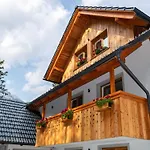 The Woodland Nook - Two Bedroom With Balcony *